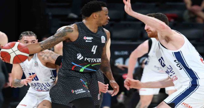 Aliağa Petkimspor İstanbul'da Anadolu Efes'i devirdi