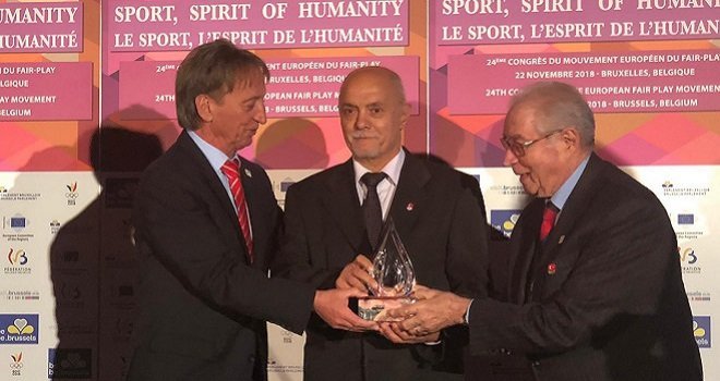 Avni Erboy, Avrupa Fair Play Büyük Ödülü’nü aldı