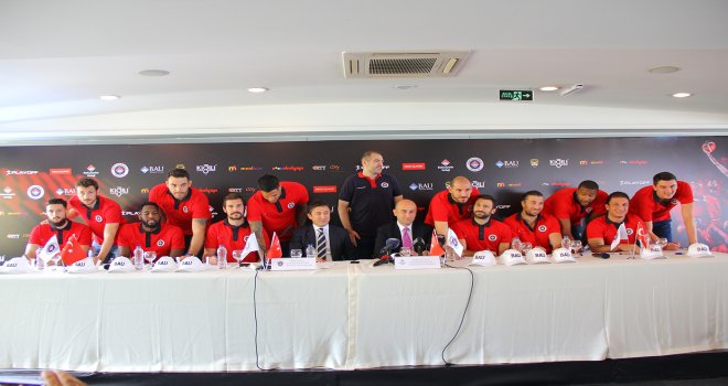 Bahçeşehir Koleji oyuncularına imza töreni düzenledi