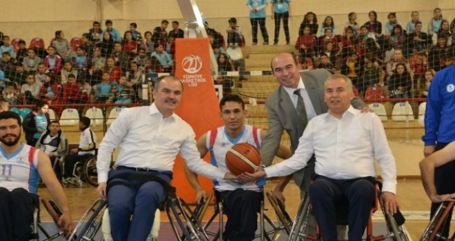 Belediye başkanları tekerlekli sandalyeyle basketbol Oynadı