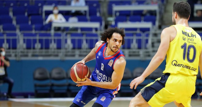 Çekişmeli derbiyi Anadolu Efes kazandı