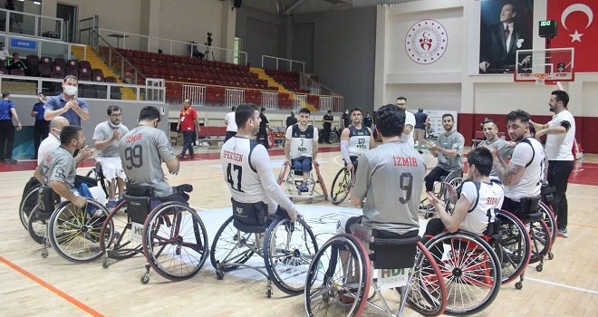 İzmir finalde öne geçti