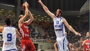 A Milliler Yunanistan'a yenildi...