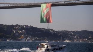 Dev Karşıyaka bayrağı Boğaz Köprüsü'nde