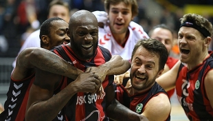 Uşak Sportif mucizevi basketle üst turda