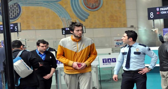 Tedaviyi reddeden Mehmet Şanlı havaalanında yaşıyor