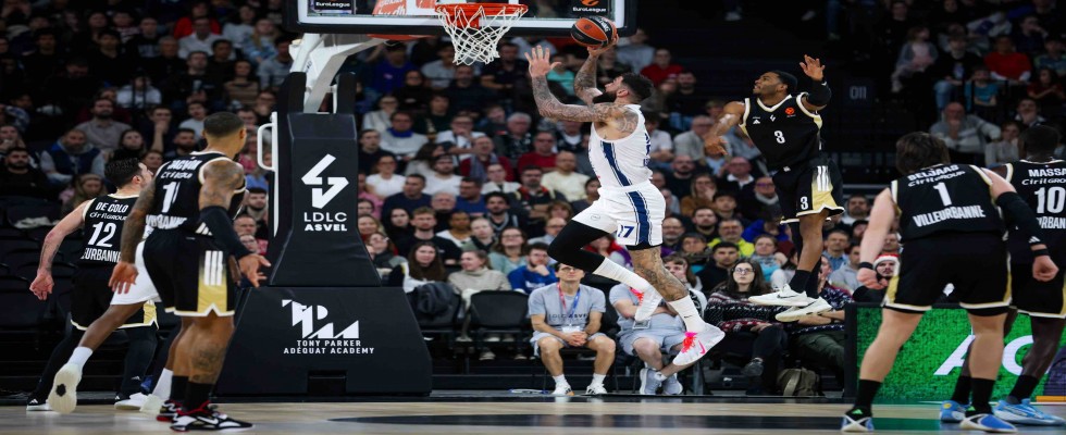 Anadolu Efes iki uzatma sonunda sonuncuya kaybetti