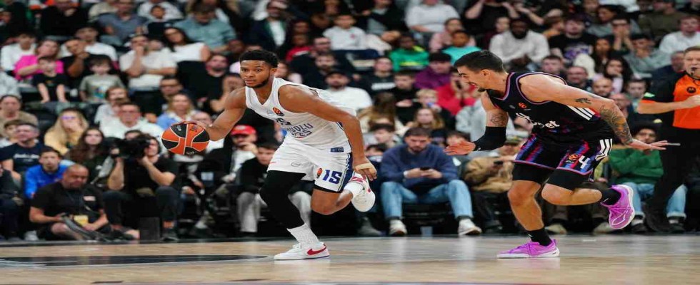 Anadolu Efes, Paris Basketball engelini aştı