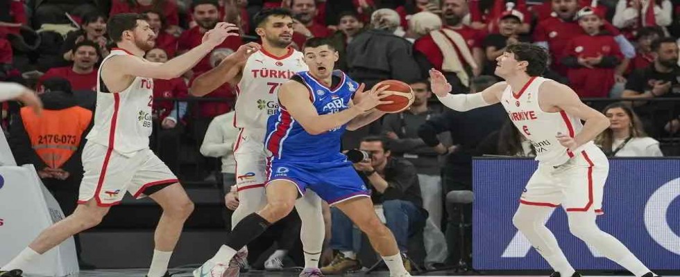 Sırbistan'ı eli boş yollayan Millilerimiz 2. turu garantiledi