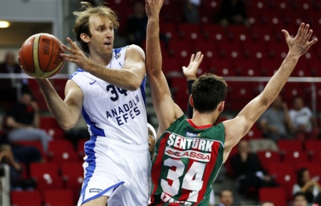  ANADOLU EFES SERİDE ÖNE GEÇTİ