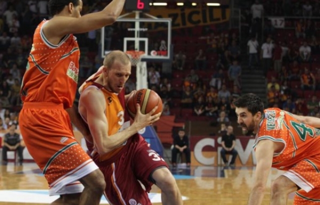  GALATASARAY SERİDE 2-1 ÖNE GEÇTİ