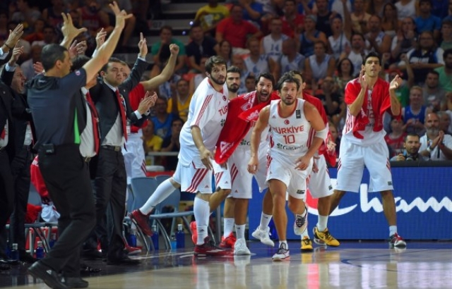 12 Dev Adam kapılarını dış dünyaya kapattı