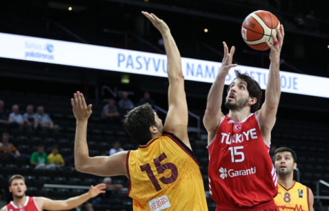 12 Dev Adam Makedonya'yı rahat geçti