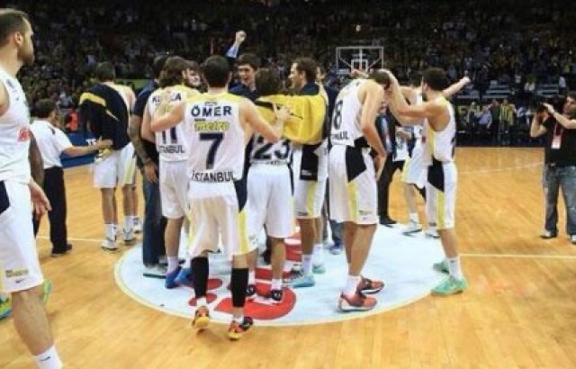 15 DAKİKA BEKLENDİ VE GALATASARAY SAHAYA ÇIKMADI