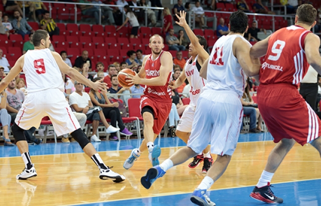 A Milliler ''Komşu''yu ağırlıyor...