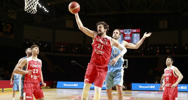 A Milliler Uruguay galibiyetiyle başladı