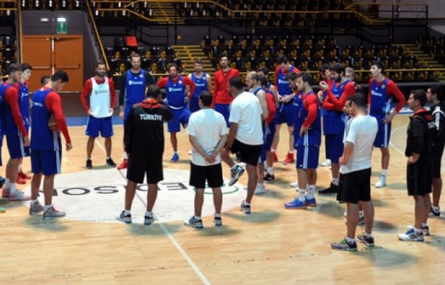 A Milliler'de iki oyuncu aday kadrodan çıkarıldı