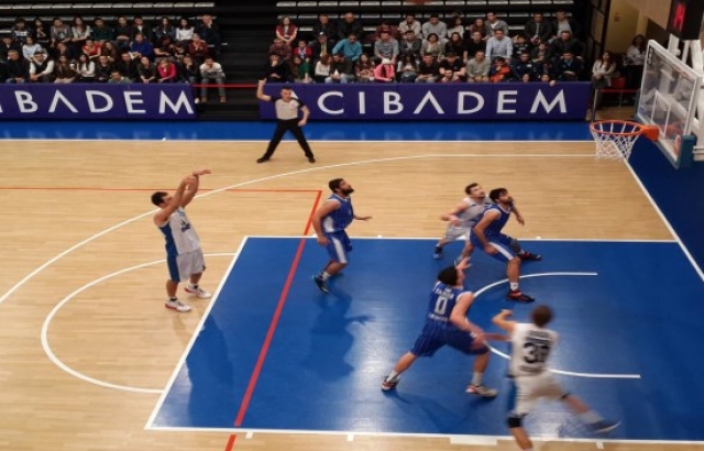 Acıbadem Üniversitesi çeyrek finale farklı başladı