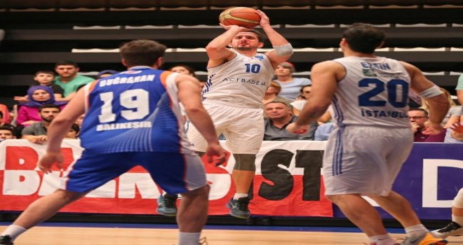 Acıbadem uzatmanın son saniyesinde güldü