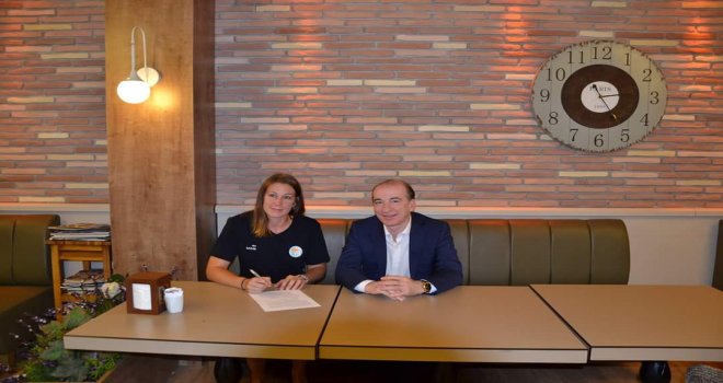 Adana ASKİ, Edita Sujanova ile imzaladı