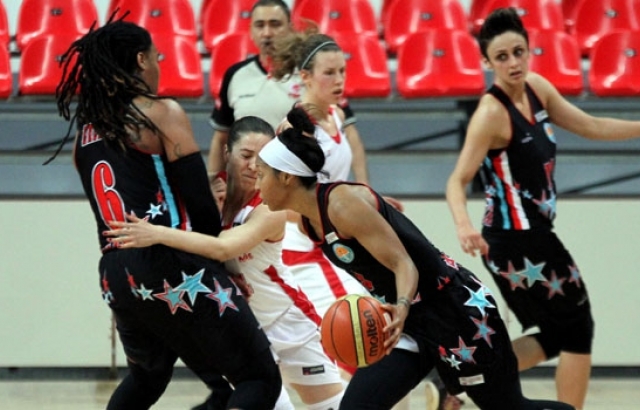 AGÜ evinde güldü...