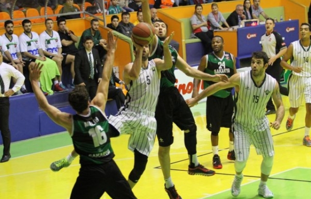 Akhisar, Sakarya Büyükşehir'i eli boş yolladı