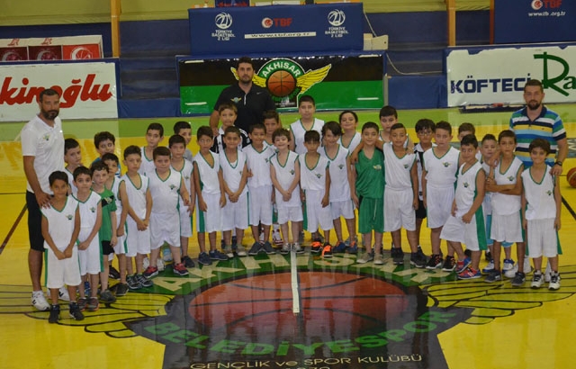 Akhisar'da basketbola yoğun ilgi...