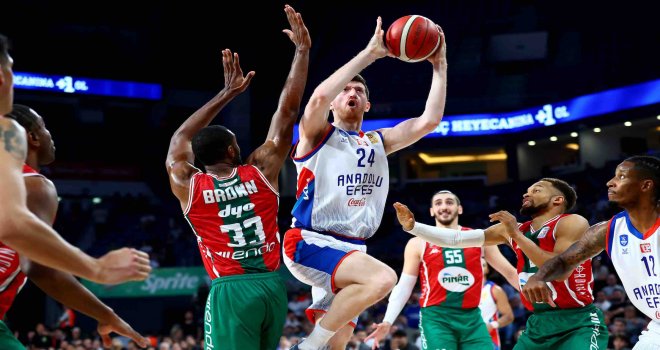Anadolu Efes 2-0 önde...