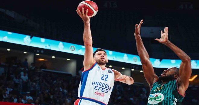 Anadolu Efes 2-0 öne geçti