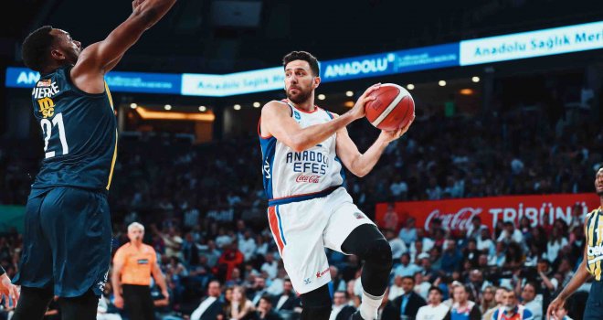 Anadolu Efes 2-1 öne geçti
