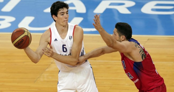 Anadolu Efes AEK karşısında...