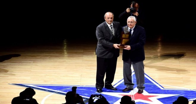 Anadolu Efes, Aydın Örs?ün formasını emekli etti.