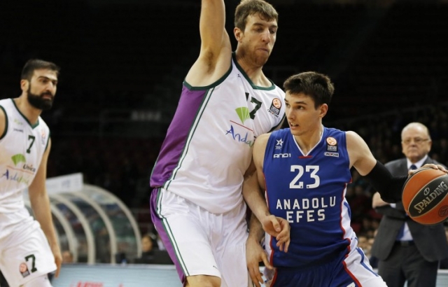 Anadolu Efes bir döndü pir döndü...