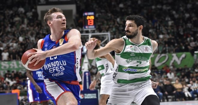 Anadolu Efes Bursa'da kazandı