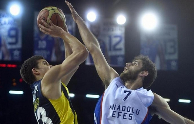 Anadolu Efes devam, Fenerbahçe Ülker liderlik için sahada...