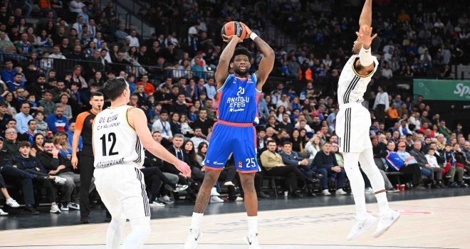Anadolu Efes evinde Asvel'e kaybetti