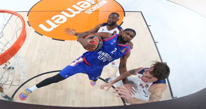 Anadolu Efes evinde farklı mağlup