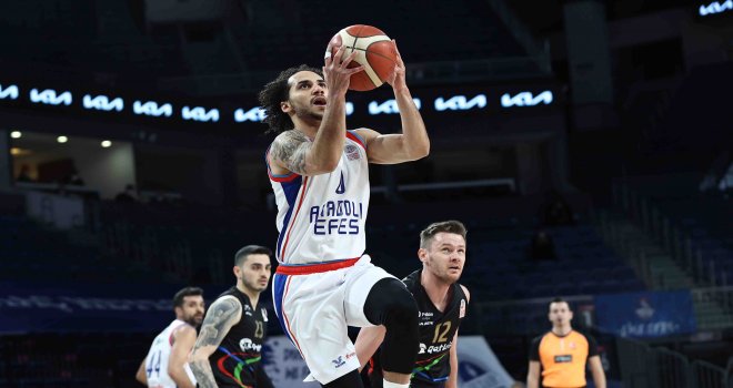 Anadolu Efes evinde kazandı