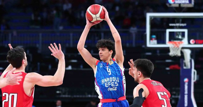 Anadolu Efes evinde kazandı