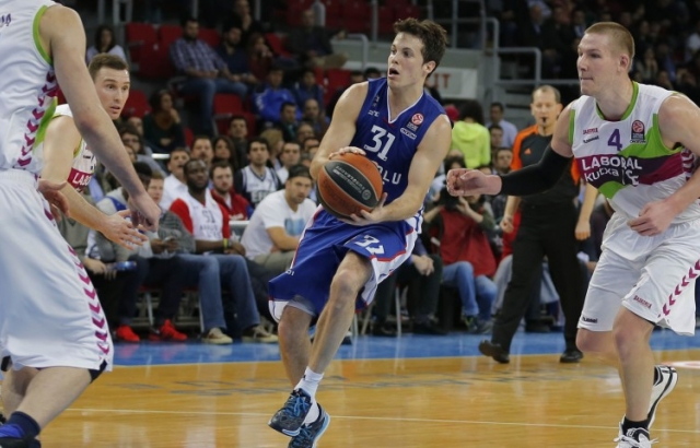 Anadolu Efes evinde Laboral'e vuruldu