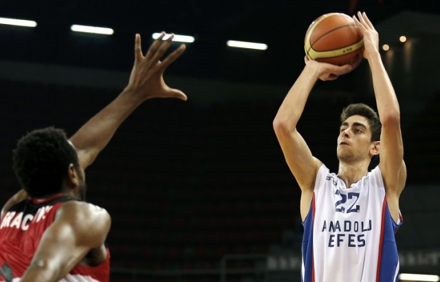 Anadolu Efes farka koştu