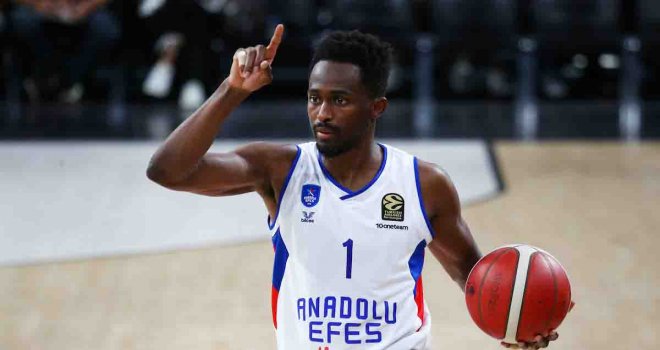 Anadolu Efes farklı kazandı