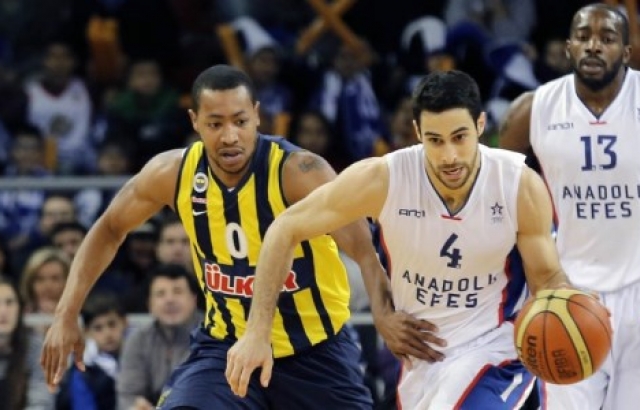 Anadolu Efes, Fenerbahçe'ye köpürdü