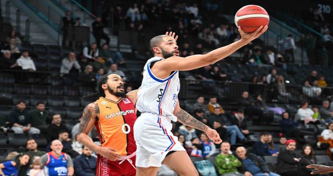 Anadolu Efes, Galatasaray engelini aştı