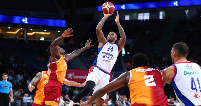 Anadolu Efes galibiyetle start verdi