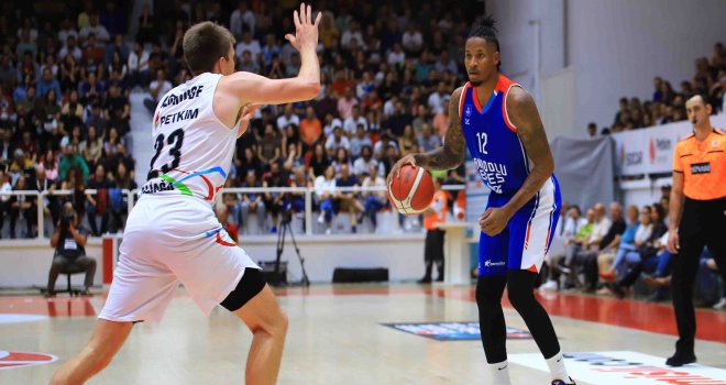 Anadolu Efes ikinci yarıda sonuca gitti