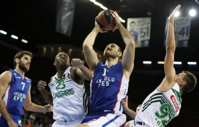 Anadolu Efes ilk yenilgisini Zalgiris'den aldı
