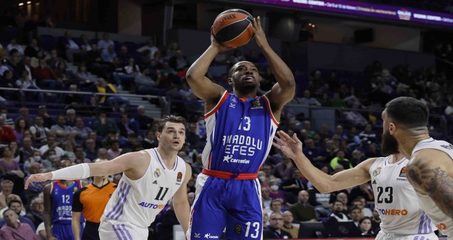 Anadolu Efes İspanya'da mağlup