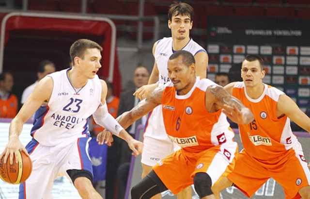 Anadolu Efes, İstanbul Büyükşehir engelini aştı