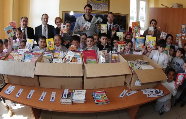 Anadolu Efes, kitapları sahiplerine ulaştırmaya başladı